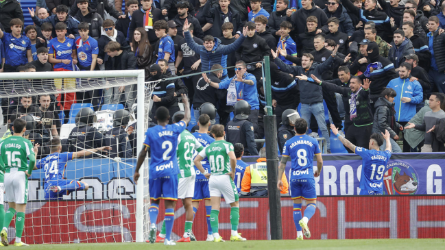 [VIDEOS] La pelea de hinchas que interrumpió el partido de Getafe y Real Betis