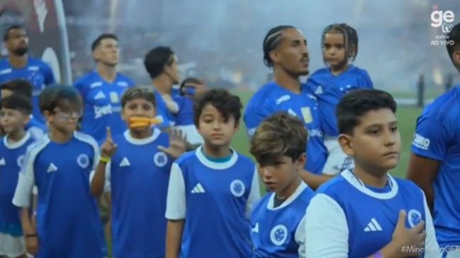 [VIDEO] Niño de Cruzeiro le arrancó la cabeza a una gallina de juguete para burlarse del Mineiro