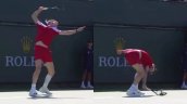 [VIDEO] Bublik se descontroló y destrozó su raqueta en la derrota con Hijikata en Indian Wells