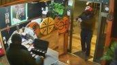 Cámaras captaron violento robo con intimidación en local de comida rápida en Coronel