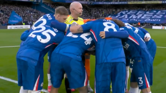 [VIDEO] Chelsea realizó curiosa arenga alrededor del árbitro en el duelo con Newcastle