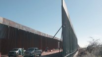 EE.UU. construye muro negro en la frontera con México para dificultar escalada de migrantes