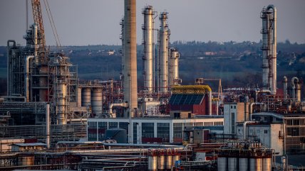 Irán atacó refinerías y un depósito de combustible en EAU, Catar y Baréin