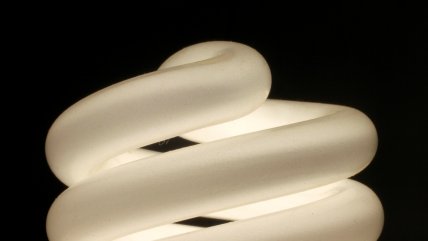 Sistema frontal deja miles de hogares sin luz en la Región Metropolitana