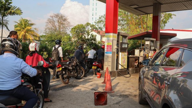 Crisis en Medio Oriente impulsa alza de 35% en combustibles en Sri Lanka