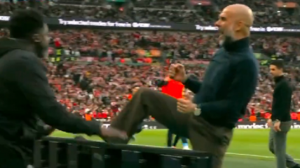   [VIDEO] La efusiva celebración de Guardiola en la final de la Copa de la Liga inglesa 