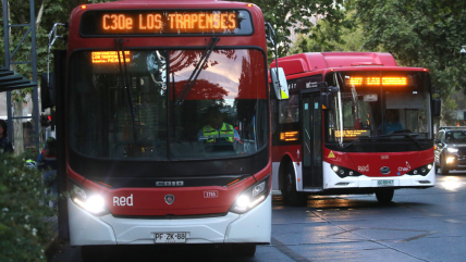 Usuarios reportan que ha caído frecuencia de buses Red; ministro lo descarta