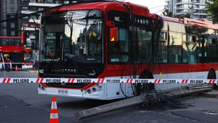 Accidente de bus RED deja postes caídos y cortes de electricidad en Ñuñoa