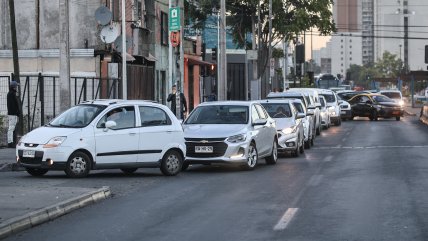   Continúan las largas filas y tacos en las bencineras tras anuncio de histórica alza de los combustibles 