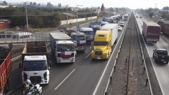 Ante el alza de bencina, camioneros evalúan subir tarifas de traslado, 
