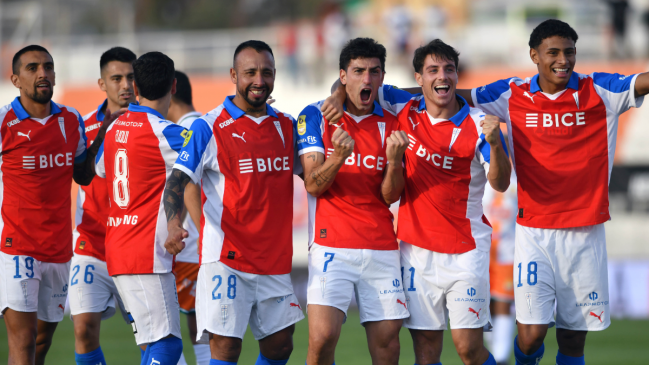 La UC doblegó a Cobresal y sigue en la lucha por el liderato de su grupo en la Copa de la Liga