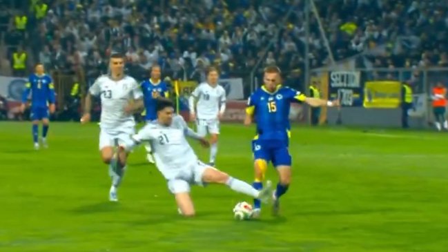 [VIDEO] Bastoni cometió fuerte infracción e Italia se quedó con diez en el Repechaje