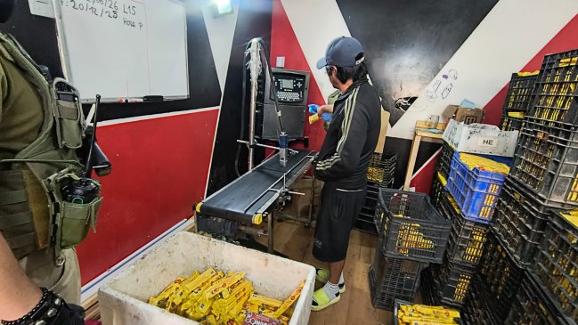 Seis detenidos por adulterar alimentos caducados en bodega: Reimprimían fecha de vencimiento