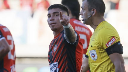   [VIDEO] Daniel Castro aprovechó error del portero y adelantó a Limache ante La Calera 