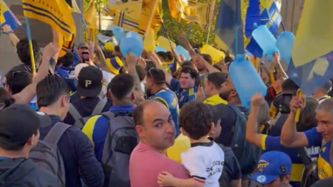 Multitud de hinchas esperan a Boca Juniors en su hotel de concentración