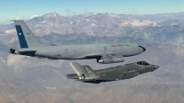 ¿El futuro caza nacional? FACh abasteció en el aire a los F-35 Lightning II