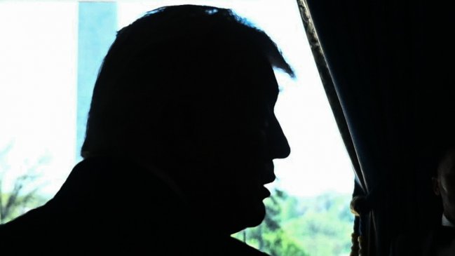 Crece la presión republicana para destituir a Trump