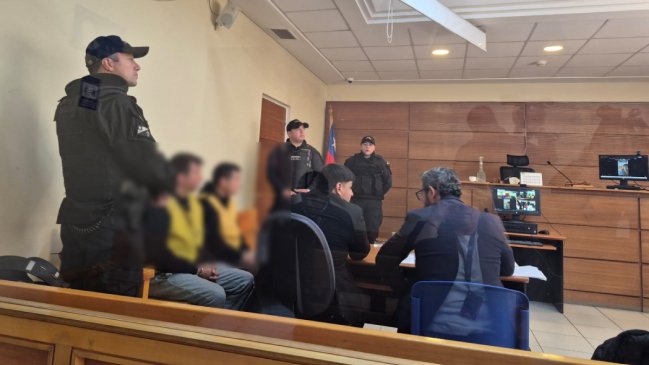 Prisión preventiva para excarabineros acusados de violación en furgón policial