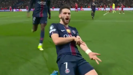   [VIDEO] Khvicha Kvaratskhelia aumentó la ventaja para PSG frente a Liverpool 