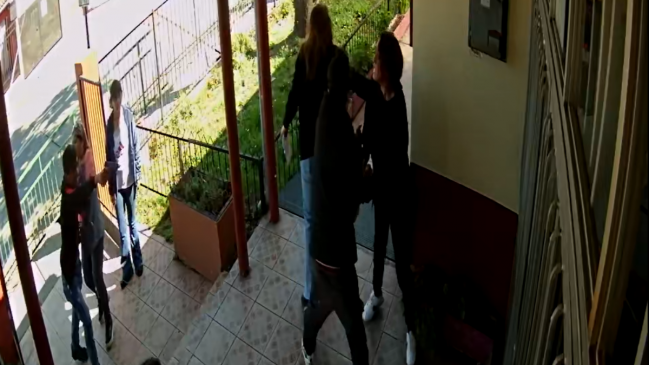 Apoderado entró a un colegio con un arma de fuego y golpeó a una mujer en Hualpén