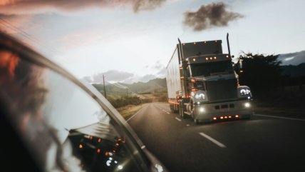 Calbuco: Asaltantes retuvieron por 15 km a conductor tras robo de camión con salmones