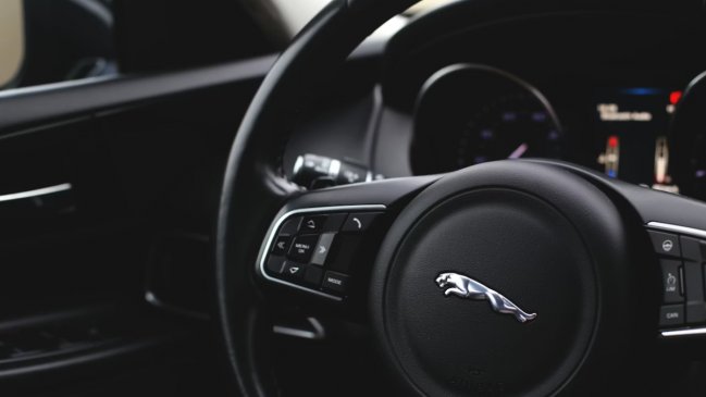 Recoleta: Balean a menor de 16 años que presuntamente participó en el robo de un lujoso Jaguar