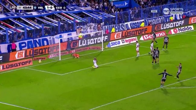 [VIDEO] ¡Lo que te perdiste! Diego Valdés dejó solo a un compañero y la falló con el arco vacío