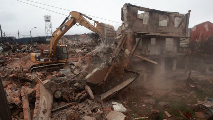   Incendios del Biobío: Comenzó la demolición de viviendas en población Ríos de Chile 