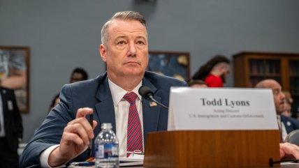 Renunció el director de ICE, supervisor del plan de deportaciones de Trump, tras testificar ante el Congreso
