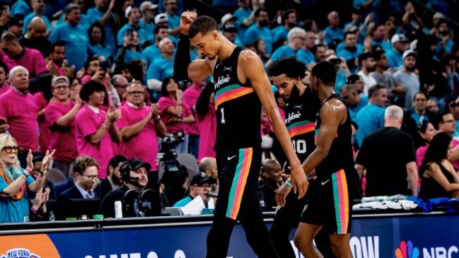 Victor Wembanyama brilló con récord en su debut de play-offs con los Spurs