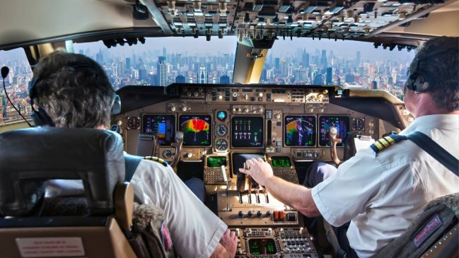 Pilotos son investigados tras maullar y ladrar por radio de control en EEUU