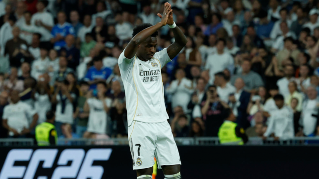 Hinchas de Real Madrid pifiaron a Vinicius en el 