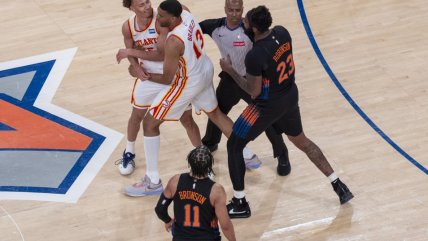   Los Knicks colapsaron en los últimos minutos y quedaron igualados ante los Hawks 