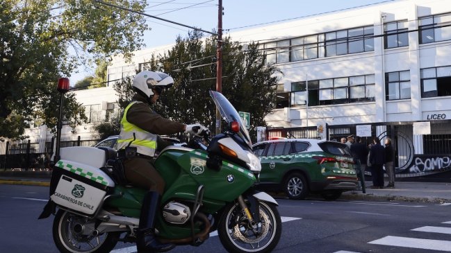 Formalizan a estudiante que encendió una bengala en liceo de Providencia