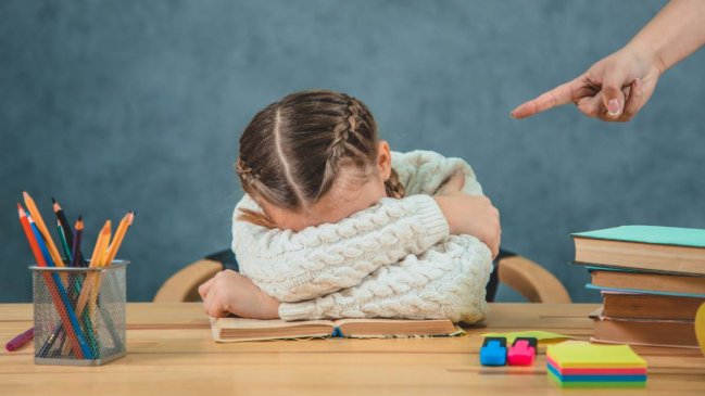 Profesora es denunciada por usar cinta adhesiva como castigo a niños en Viña del Mar