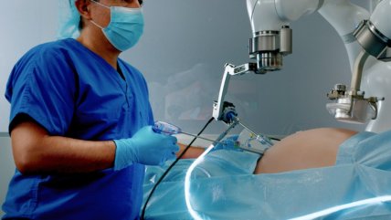 Médico chileno creó un robot cirujano y sueña con terminar las listas de espera