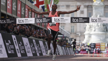   Sabastian Sawe bajó las dos horas y lideró un podio histórico en el maratón de Londres 