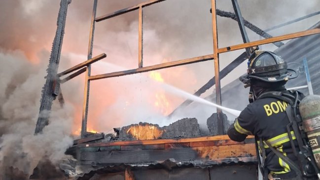 Incendio destruyó una vivienda y afectó a talleres en Antofagasta