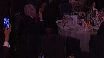 Invitado se hizo viral por seguir comiendo durante el intento de baleo a Trump