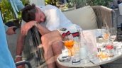 ¿No aprende? Jack Grealish protagoniza nuevo escándalo tras ser fotografiado durmiendo en un bar