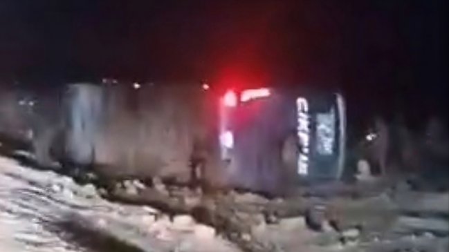 Volcamiento de bus dejó a siete pasajeros con lesiones graves en Taltal