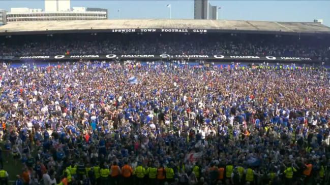 [VIDEO] Locura total: Hinchas de Ipswich invadieron la cancha para celebrar el regreso a la Premier