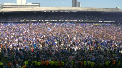   [VIDEO] Locura total: Hinchas de Ipswich invadieron la cancha para celebrar el regreso a la Premier 