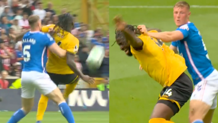   [VIDEO] De no creer: Jugador fue expulsado por jalar del pelo a su rival en la Premier League 