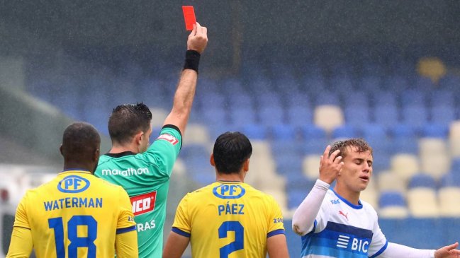 [VIDEO] La UC quedó con diez jugadores ante U. de Conce por roja a Salas
