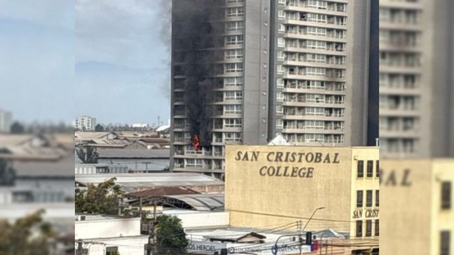 Gran incendio afecta a un edificio en San Miguel