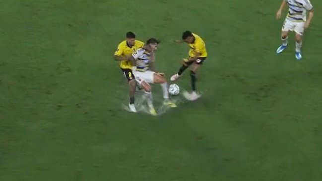 [VIDEO] Barcelona perdió a Céliz para choque con la UC por fuerte codazo a Leandro Paredes