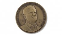 Vale 27.990 pesos y tiene braille: así es la medalla del expresidente Boric