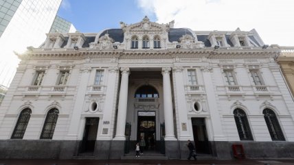 Edificio patrimonial de CorreosChile en Santiago luce su renovada fachada