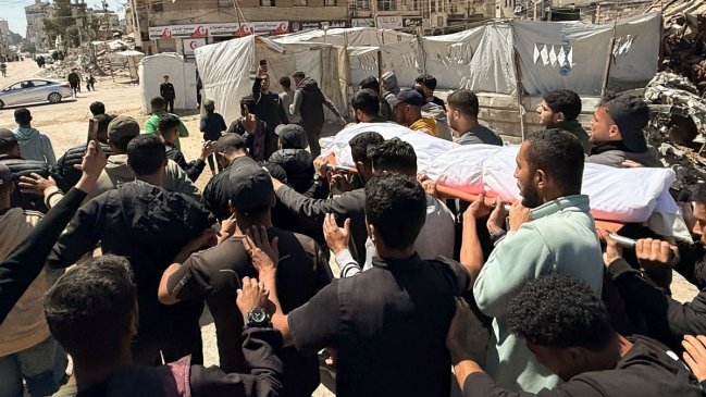 Israelíes obligaron a familia palestina a desenterrar y llevarse a su hijo de un cementerio